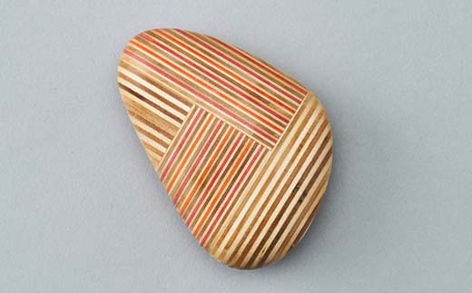 ペーパーウェイト「koishi／三角」（ミックス） 木製 HOKKAIDO WOOD  F6S-266