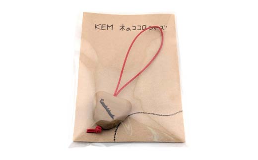 【ＫＥＭ】touchWood 「マスコットファスナー」（ホウ（紐色・赤）） HOKKAIDO WOOD 木製 マスコツトファスナー 自然 目印 プレゼント F6S-449