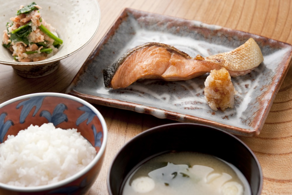 銀毛と呼ばれる身質のオス秋鮭だけを厳選！ 鮭乃丸亀　熟成中辛鮭（秋さけ）切身