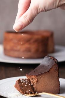 「メゾン フジヤ」のガトーショコラフロマージュ（12㎝）_HD080-005