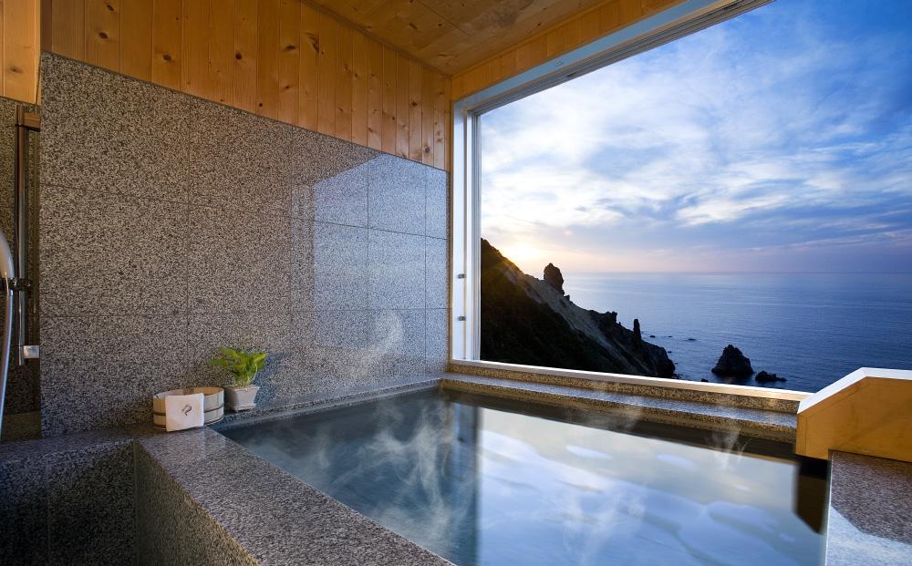 日本海を一望 人気のオーシャンフロントツインルーム 1泊2食付 ペア宿泊券