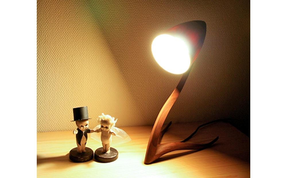 旭川クラフト 工房 灯のたね デスクライト 【 国産 無垢 インテリア 木製 デスクライト 卓上ライト テーブルランプ 照明 間接照明 ベッドサイド 寝室 北海道 】_00699