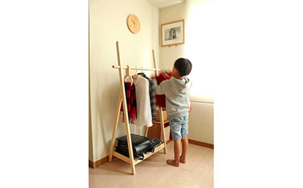 旭川家具　コサイン　子どもラック （W:75.5×H:130×D:41cm） 【 旭川家具 北海道 旭川市 木製 家具 高さ調節OK 3段階調節 コート掛け ハンガーラック 洋服掛け 木製ラック トレー 鞄置き ズボン置き 鞄収納 洋服収納 見せる収納 入学祝い 入園祝い 贈り物 プレゼントお誕生日祝い シンプル ナチュラル 手作り 北欧 おしゃれ 天然木 無垢 】_00648