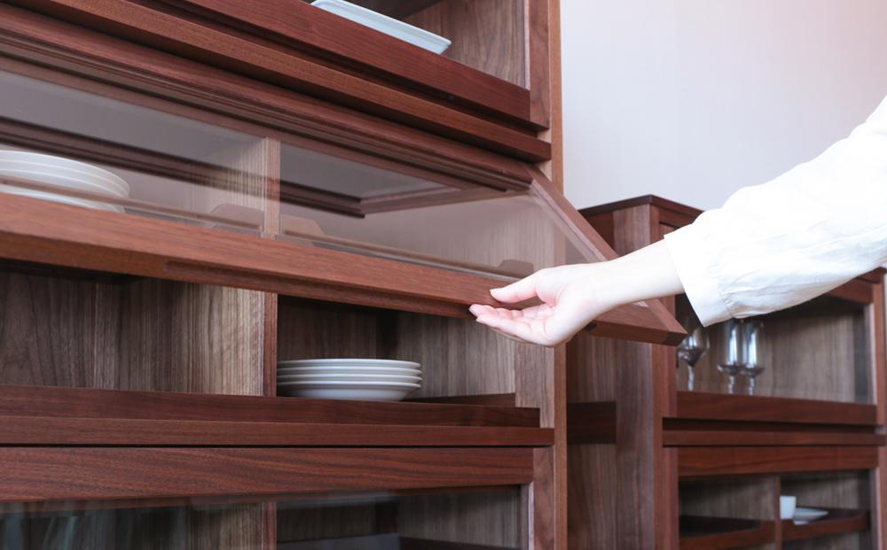 旭川家具 山室家具製作所 ココ キャビネット4段 ウォールナット 【 国産 無垢 インテリア 木製 ナチュラル キャビネット 食器棚 キッチンボード 収納 キッチン 北海道 】_04584