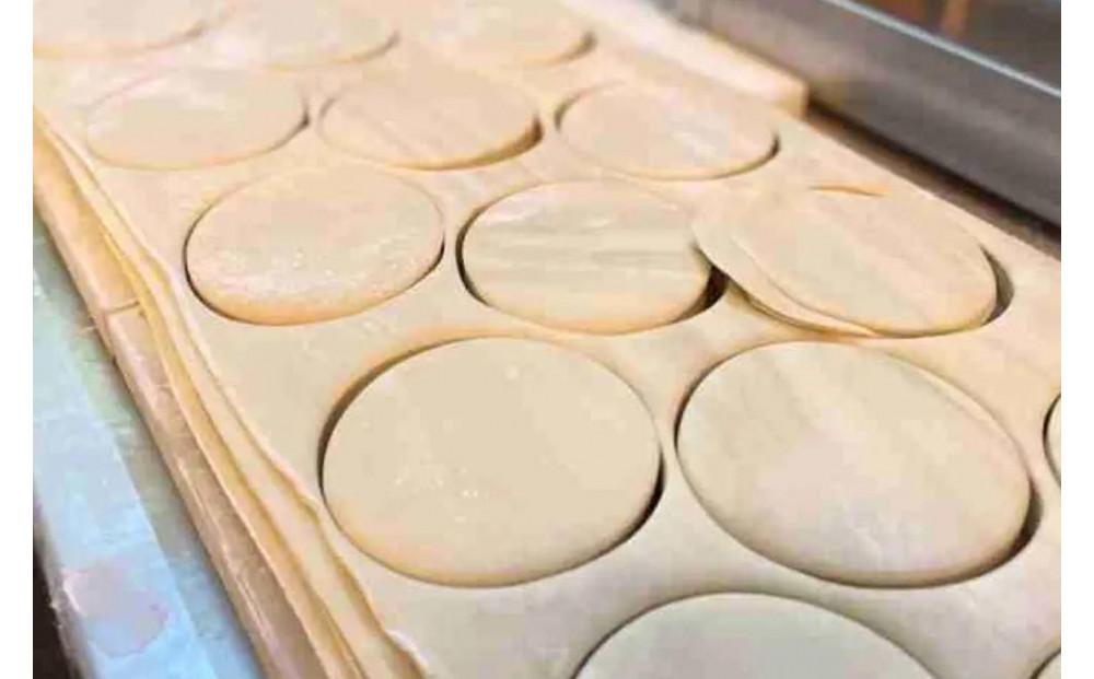 【ANA限定】【地元雑誌で紹介】【皮から手づくり】北海道 餃子皮命　ノーマル餃子[18個入×2袋] 【 餃子 ぎょうざ 冷凍餃子 加工品 冷凍 簡単調理 おつまみ つまみ 食品 グルメ お取り寄せ お取り寄せグルメ 旭川市 北海道 】_04726