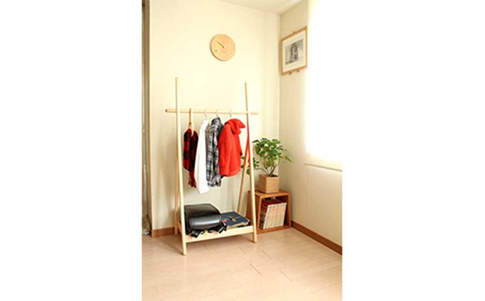 旭川家具　コサイン　子どもラック （W:75.5×H:130×D:41cm） 【 旭川家具 北海道 旭川市 木製 家具 高さ調節OK 3段階調節 コート掛け ハンガーラック 洋服掛け 木製ラック トレー 鞄置き ズボン置き 鞄収納 洋服収納 見せる収納 入学祝い 入園祝い 贈り物 プレゼントお誕生日祝い シンプル ナチュラル 手作り 北欧 おしゃれ 天然木 無垢 】_00648