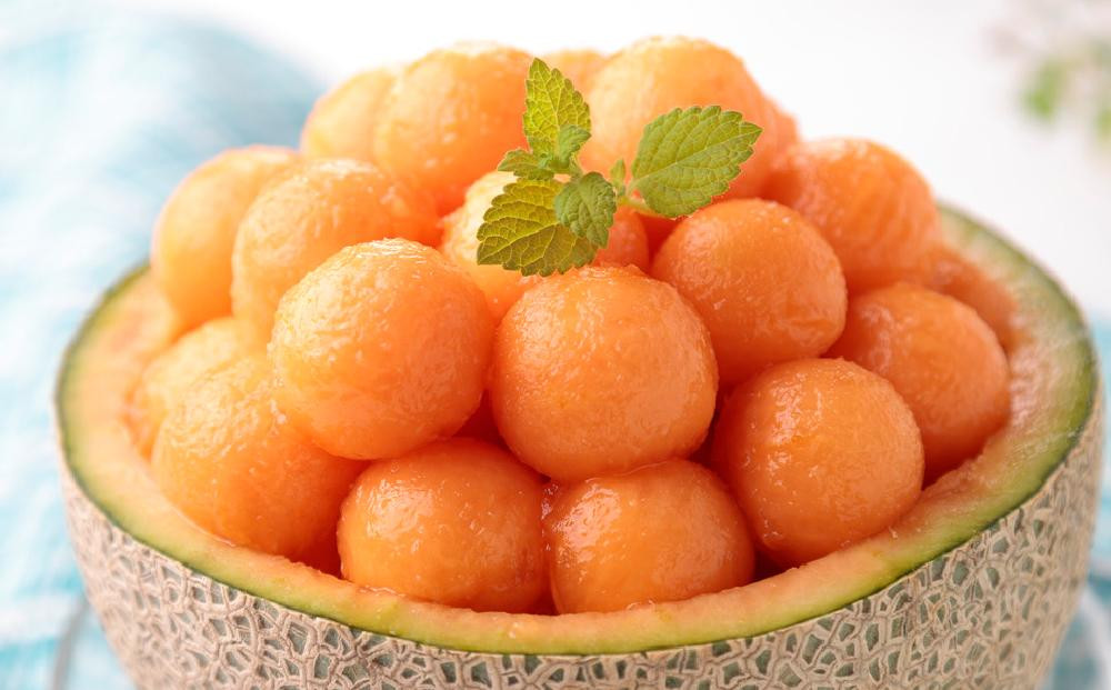 【26年発送先行予約】香り豊かな 北海道レッドメロン 1.3kg×1玉(2026年7月下旬から発送開始予定) 【 果物 くだもの フルーツ メロン 赤肉 赤肉メロン 旬 お取り寄せ 甘い 北海道産 旭川市 北海道 】_05408