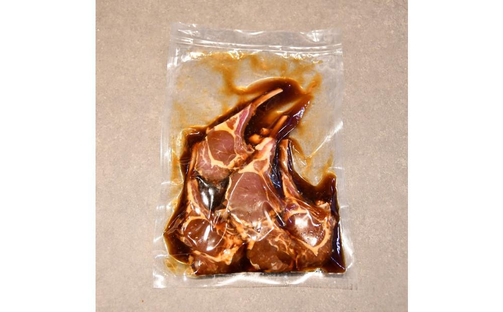 【2026年1月から発送開始】【400g】ラムチョップ味付き骨付ラム肉ジンギスカン（秘伝タレ込み）本数指定不可 【ラム ラム肉 ラムチョップ 骨付き 骨付き肉 北海道 ジンギスカン 仔羊 羊肉 肉 お肉 味付き 焼肉 バーベキュー BBQ 冷凍 北海道産 旭川市 】_04831