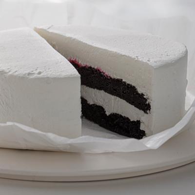 道産ハスカップ香る黒いチーズケーキ350g×1 【 ケーキ チーズ ハスカップ 菓子 お菓子 おかし スイーツ デザート 洋菓子 旭川 北海道 人気 お楽しみ セット 食品 】_03883