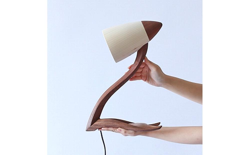 旭川クラフト 工房 灯のたね デスクライト 【 国産 無垢 インテリア 木製 デスクライト 卓上ライト テーブルランプ 照明 間接照明 ベッドサイド 寝室 北海道 】_00699