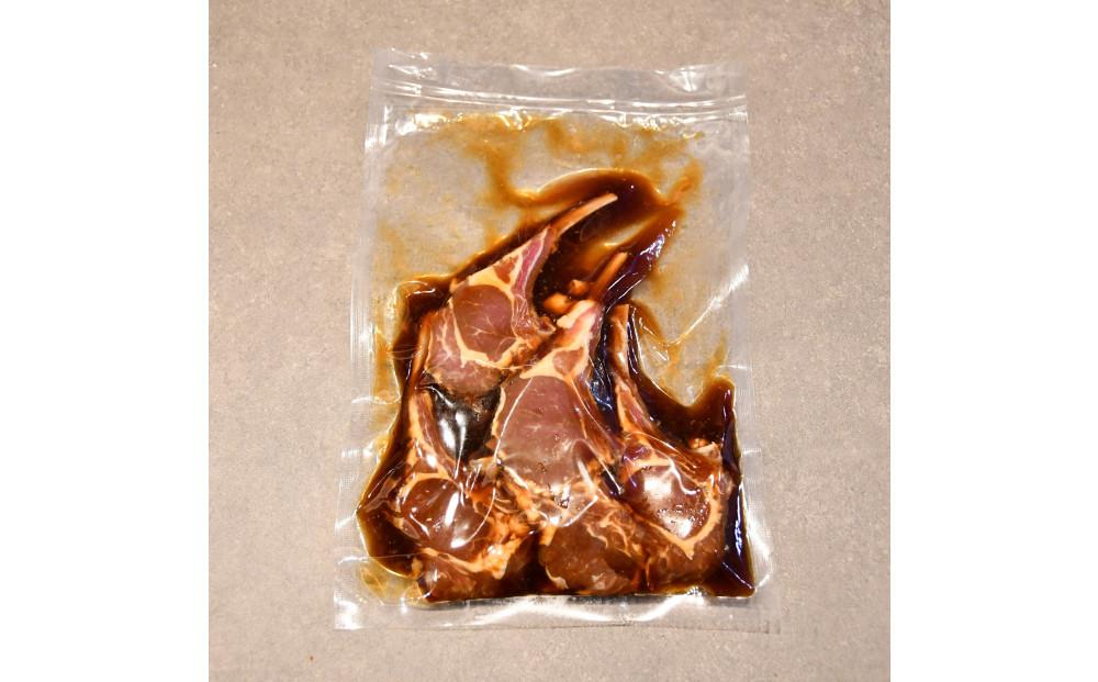 【2026年1月から発送開始】【800g】ラムチョップ味付き骨付ラム肉ジンギスカン（秘伝タレ込み）本数指定不可 【ラム ラム肉 ラムチョップ 骨付き 骨付き肉 北海道 ジンギスカン 仔羊 羊肉 肉 お肉 味付き 焼肉 バーベキュー BBQ 冷凍 北海道産 旭川市 】_01676