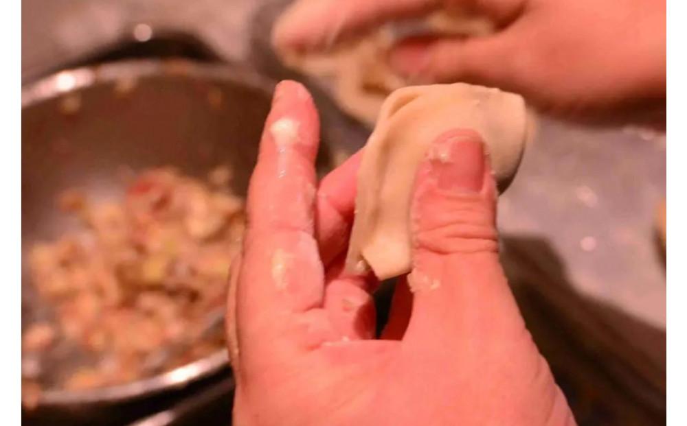 【ANA限定】【地元雑誌で紹介】【皮から手づくり】北海道 餃子皮命　ノーマル餃子[18個入×2袋] 【 餃子 ぎょうざ 冷凍餃子 加工品 冷凍 簡単調理 おつまみ つまみ 食品 グルメ お取り寄せ お取り寄せグルメ 旭川市 北海道 】_04726