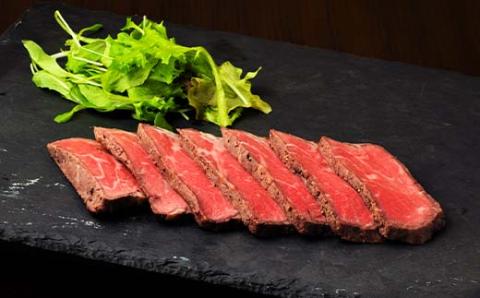 【期間限定！寄附額改定↓！】釧路生まれ・釧路育ちのオーガニックビーフセット（モモステーキ120g×2枚、ローストビーフ150g×2枚） ふるさと納税 肉 _F4F-1387