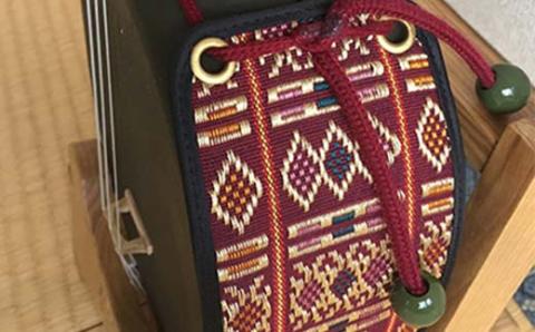 えぞ三弦 樫(えぞ鹿の皮使用)アイヌ刺繍胴巻き エゾ鹿 エゾシカ 蝦夷 刺繍 アイヌ 伝統 文化 和楽器 楽器 釧路市 _F4F-8899