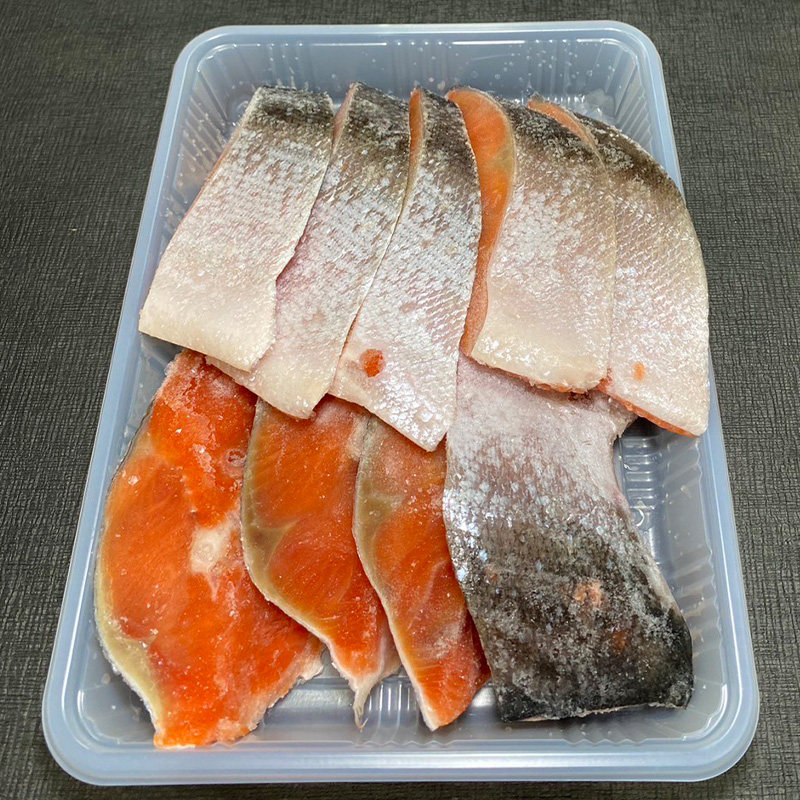 厚切り紅鮭一尾18切れ＆訳ありホタテ400g×2 セット 旨味抜群！！ 甘塩紅鮭1尾 切り身 鮭 サケ さけ 切身 冷凍 甘塩 魚 貝 ほたて 帆立 魚介 海鮮 海産物 北海道 釧路 _F4F-8847