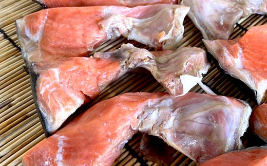 天然・紅鮭切身甘口かま500g サケ さけ ご飯のお供 北海道 海産物 魚 お弁当 おかず カマ 朝食 _F4F-8192