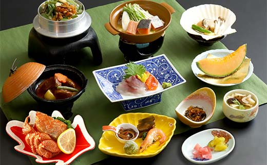 【期間限定！寄附額改定↓！】御前水 日和 毛ガニ半身付ペア宿泊 1泊2食 チケット 宿泊 利用券 サウナ ホテル 旅行 宿泊券 北海道 クーポン 風呂 券 かに カニ 毛がに 和会席膳 温泉 源泉かけ流し 阿寒湖 釧路 _F4F-8258