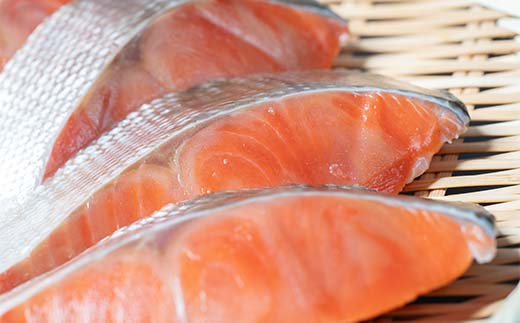 【期間限定！寄附額改定↓！】新米 北海道産ななつぼし2kg 香りの畦みちハーブ米＆紅鮭切り身（3切）×3袋 白米 ブランド米 精米 サーモン 紅鮭 切り身 _F4F-7760