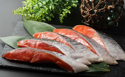 【3か月連続定期便】天然のおいしい甘塩紅鮭 厚め 14切れ 低温熟成 鮭 小分け 海鮮 さけ サケ 鮭切身 シャケ 切り身 冷凍 おかず 弁当 あいちょう ご当地 釧路 道東 定期便 _F4F-8634