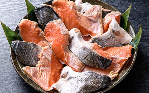 【期間限定！寄附額改定↓！】新米 北海道産ななつぼし香りの畦みちハーブ米2kg＆紅鮭カマ500g×2袋 ふるさと納税 米 ななつぼし サケ 鮭 紅鮭 カマ _F4F-7762