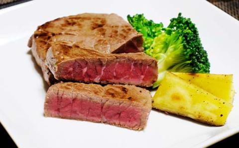 釧路生まれ・釧路育ちのオーガニックビーフセット（モモステーキ120g×2枚、ローストビーフ150g×2枚） ふるさと納税 肉 _F4F-1387