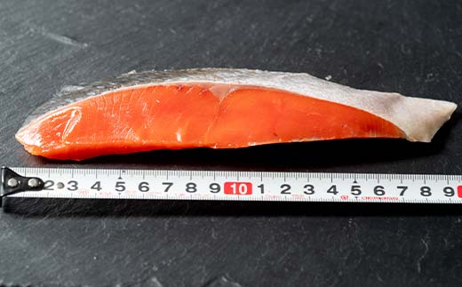 【期間限定！寄附額改定↓！】【3か月連続定期便】天然のおいしい甘塩紅鮭 厚め 7切れ 鮭 小分け 海鮮 さけ サケ 鮭切身 シャケ 切り身 冷凍 おかず 弁当 あいちょう ご当地 釧路 北海道 定期便 リピート リピーター 沖流し 大人気 一番人気 あいちょう釧路 老舗 ローカル スーパー 釧路市 人気 おいしい 美味しい うまい 道東 特選 _F4F-8631