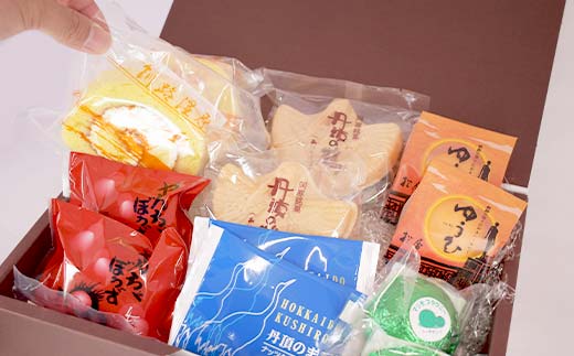 釧路を代表する銘菓 松屋の和菓子＆クランツの洋菓子詰合せ 霧の街セット12個入り 菓子 スイーツ ケーキ クッキー ロールケーキ ブラウニー セット 詰め合わせ あいちょう _F4F-8519