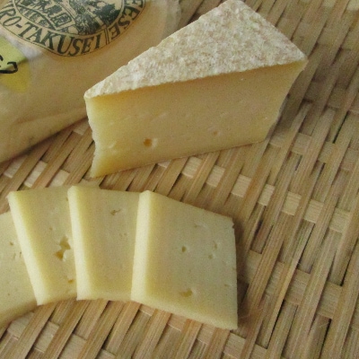 香林農園ナチュラルチーズ　牛セミハードチーズ　北海道　日高山脈の麓のチーズ農家【配送不可地域：離島】