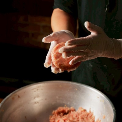 【毎月定期便】チーズ in ハンバーグ(生)12個(玉ねぎソース150g) 2セット全6回【配送不可地域：離島】