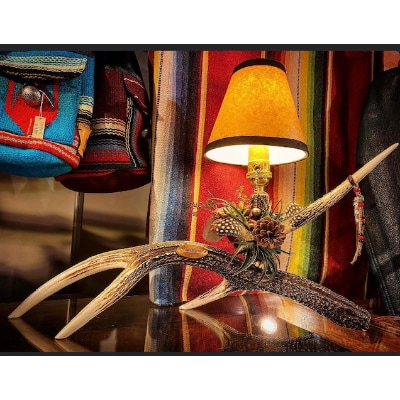 「DEERHORNSMITH'S」鹿角サイドテーブルランプ