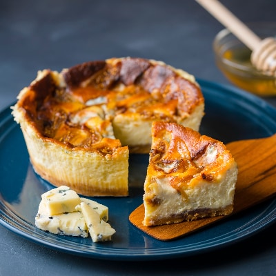 十勝産クリーム使用ゴルゴンゾーラベイクドチーズケーキ(ガトーリコブルー)と北海道産有塩バターのセット【配送不可地域：離島】