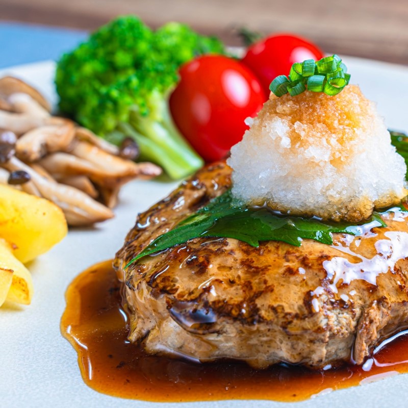 20セット限定！希少な北見和牛を使った 北見プレミアム ハンバーグ 7個 ( 牛肉 総菜 北見和牛 北海道牛 北見玉ねぎ 有機ローズマリー )【162-0003】