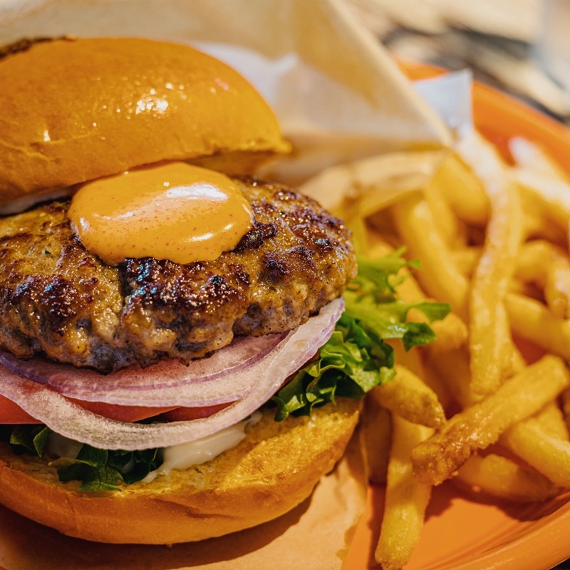 20セット限定！希少な北見和牛を使った 北見プレミアム ハンバーグ 7個 ( 牛肉 総菜 北見和牛 北海道牛 北見玉ねぎ 有機ローズマリー )【162-0003】