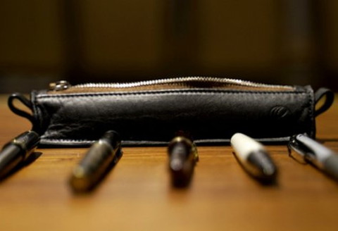 『暁』 AKATSUKI / エゾシカ革 ペンケース 黒 ( エゾシカ 鹿 革 鹿革 レザー シンプル 贅沢 金運 厄除け 縁起物 ペン入れ 筆箱 上質 プレゼント )【083-0005】