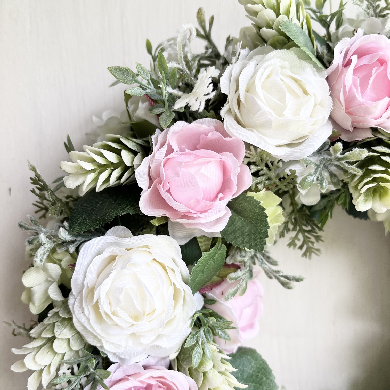 【ギフト用】美流渡の森 アーティフィシャルフラワー・リース（バラ、白・ピンク）【12221】[a110-070]