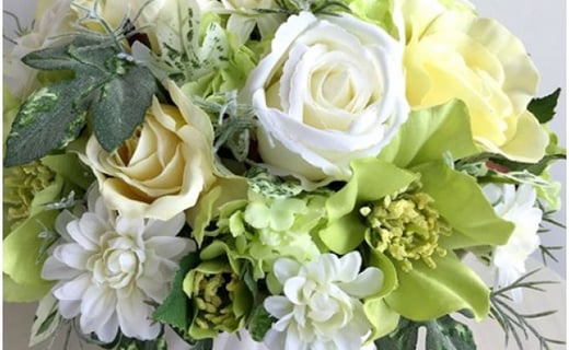 【ギフト用】美流渡の森 アーティフィシャルフラワー・アレンジメント 黄バラ・白バラ・クリスマスローズ（ブリキ花器シリーズ）【12202】[a110-002]