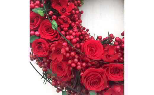 【ギフト用】美流渡の森 プリザーブドフラワー・リース(赤バラ、ペッパーベリー) 【12250】[a110-050]