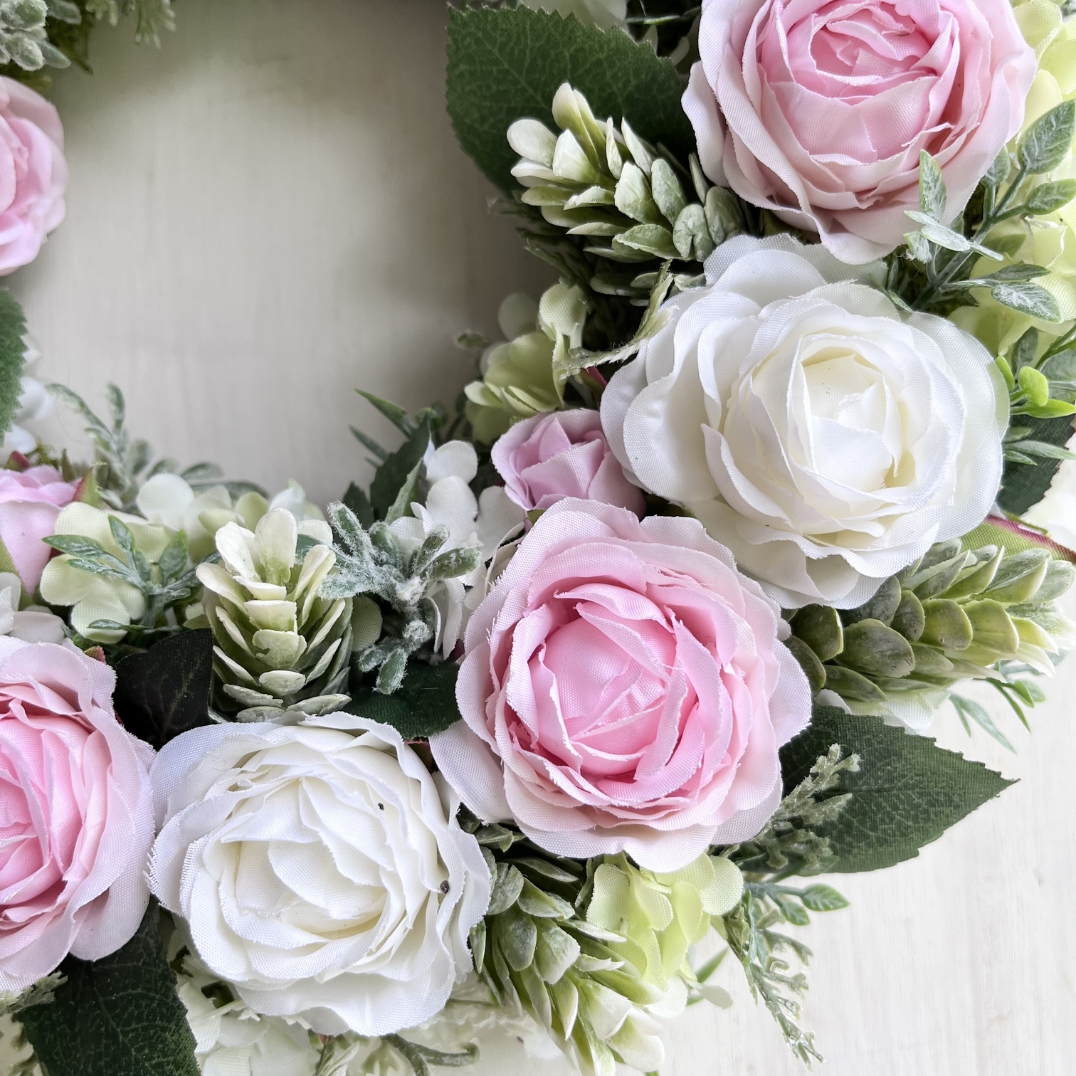 【ギフト用】美流渡の森 アーティフィシャルフラワー・リース（バラ、白・ピンク）【12221】[a110-070]