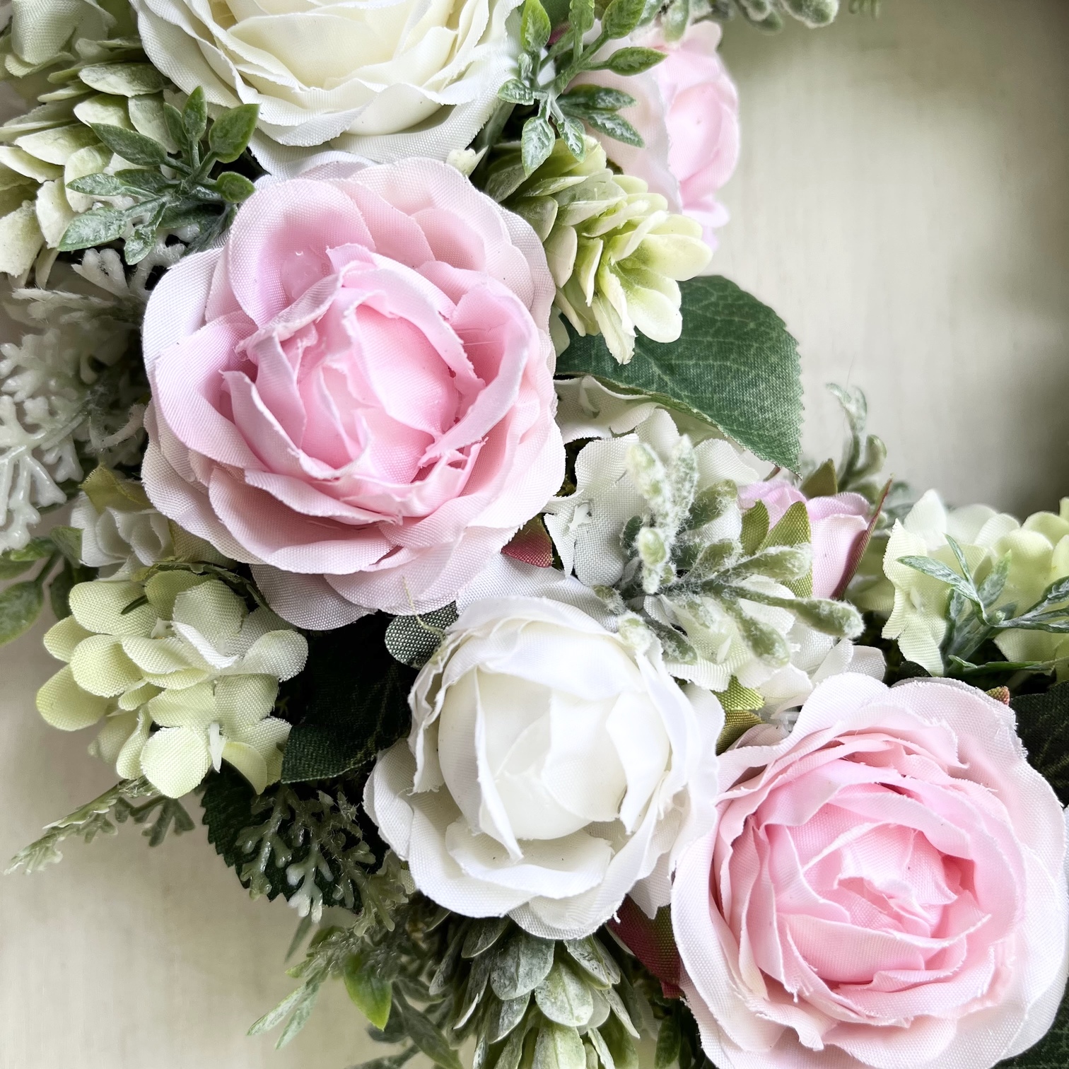 【ギフト用】美流渡の森 アーティフィシャルフラワー・リース（バラ、白・ピンク）【12221】[a110-070]