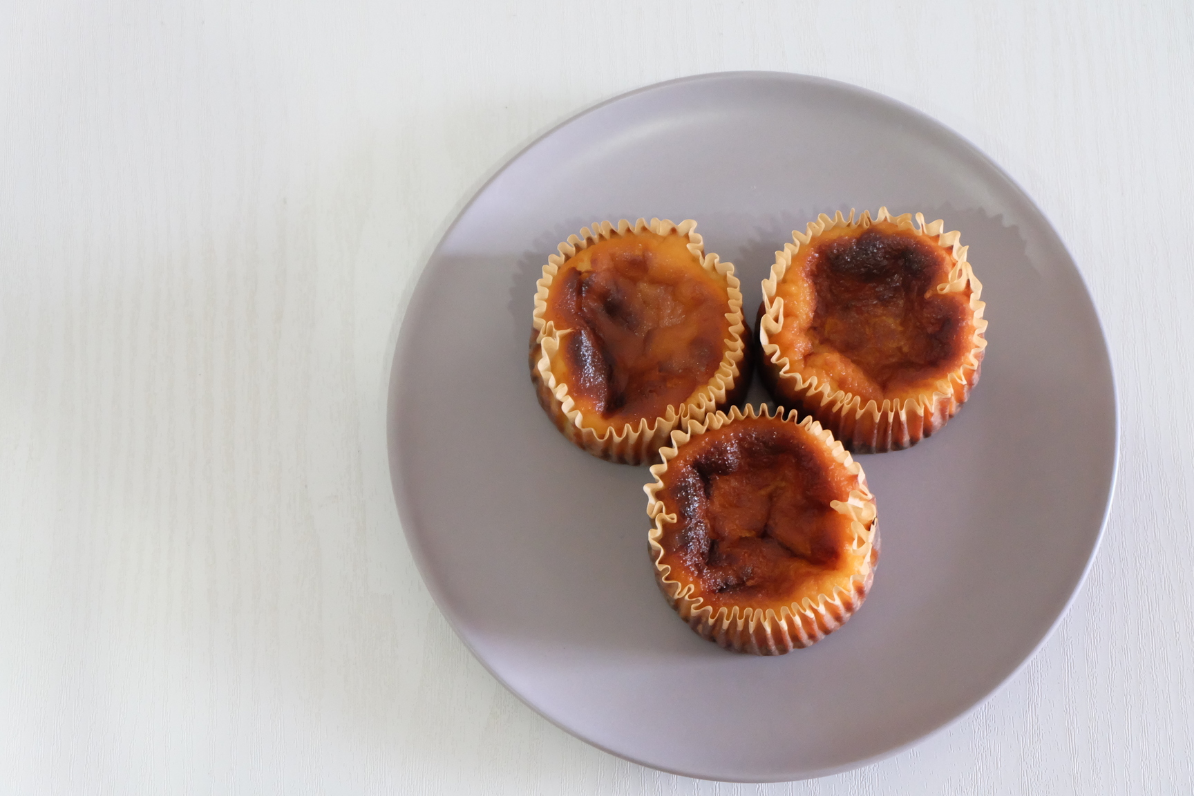 【岩見沢市のカフェが手がけた逸品】北海道バスクチーズケーキ ミニサイズ（3個入）【45108】[a131-008]