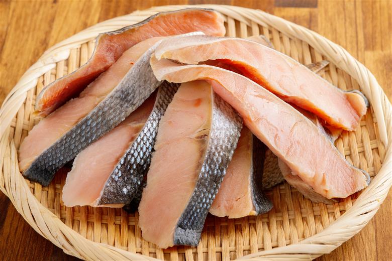 【12/15までのご入金で年内発送】網走産【訳あり】秋鮭切身 無塩 3kg ABBI001