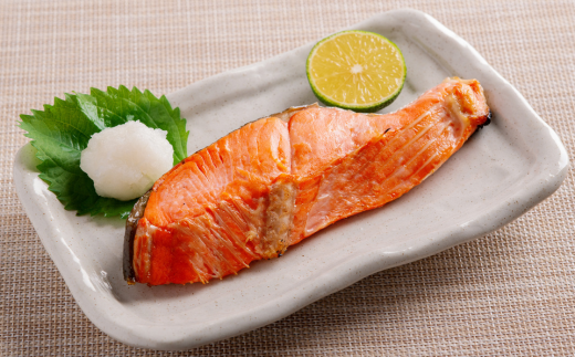 「オホーツク網走」加工の新巻鮭切身＆紅鮭切身 食べ比べセット ABE101