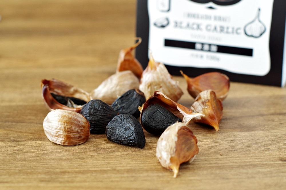 【株式会社弥生時代】ふぞろいの越冬熟成黒にんにく100g【Mサイズ片】