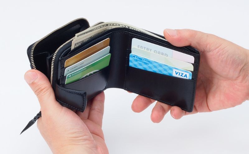 ファスナー付二つ折り財布(ブラスコット黒) いたがき 名入れ無