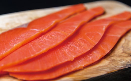 26-51 天然紅鮭無添加スモークサーモン半身(スライス４分割)【2026年4月以降発送】