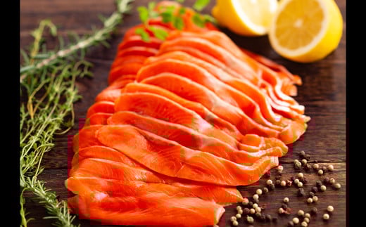 26-51 天然紅鮭無添加スモークサーモン半身(スライス４分割)【2026年4月以降発送】