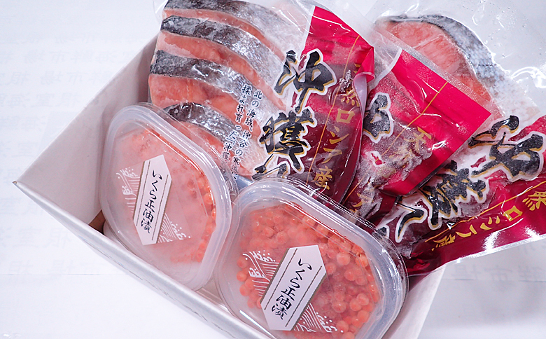 いくら醤油漬け(鮭卵)70g×2P、無添加天然甘塩沖獲れ鮭15切  A-11152