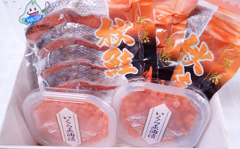 ＜12月10日決済分まで年内配送＞いくら醤油漬け(鮭卵)70g×2P、無添加天然甘塩秋鮭15切 A-14168