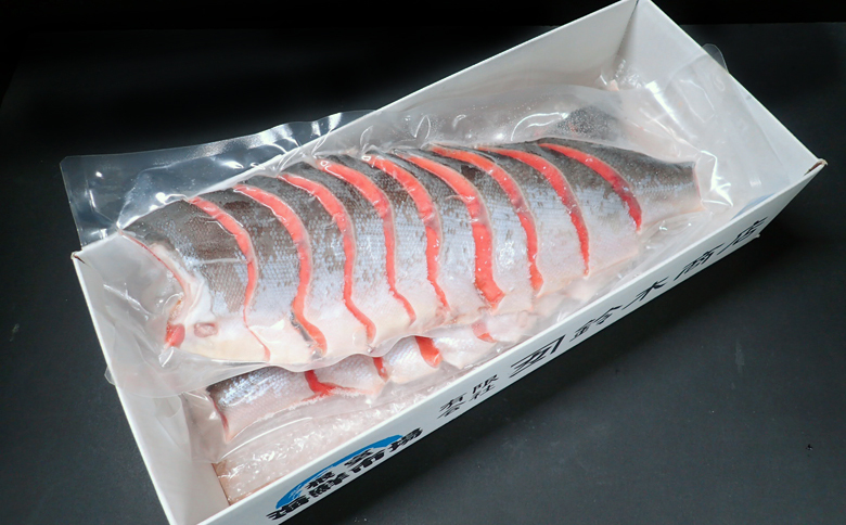 根室海鮮市場＜直送＞天然甘塩紅鮭半身(半身真空・切り身加工済)×2P A-28074