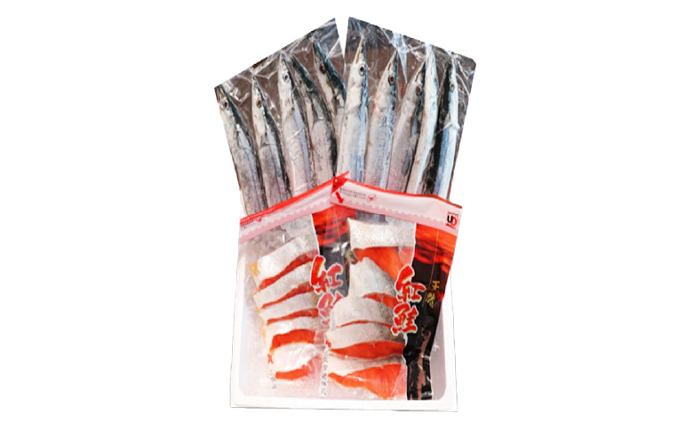 ＜12月21日決済分まで年内配送＞甘塩紅鮭5切×2P、冷凍生さんま5尾×2P A-36017